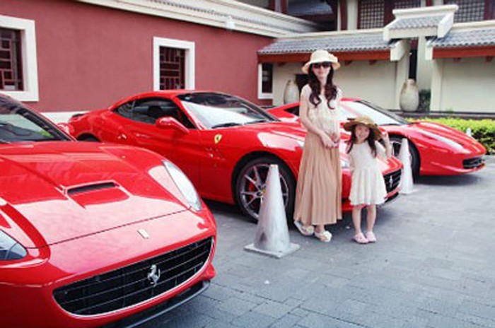 Đám cưới trên đã làm ông Xing Libin mất một số tiền không nhỏ cộng với 6 chiếc Ferrari làm của hồi môn cho con gái thì vị đại gia này xứng đáng là một người cha "chịu chơi" nhất từ trước tới giờ. Được biết, cha của chú rể cũng là một đại gia bất động sản ở Hải Nam.